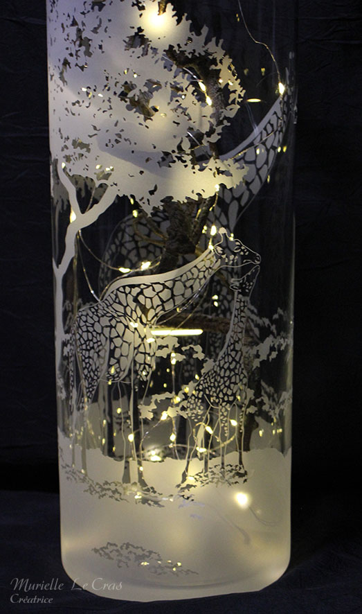 Grand vase et photophore cylindrique personnalisé avec des girafes gravées dans un paysage de savane