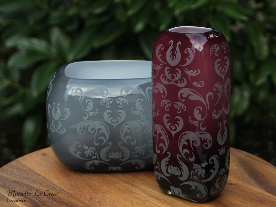 Vase rouge violacé, et vase gris personnalisés avec motif royal gravé