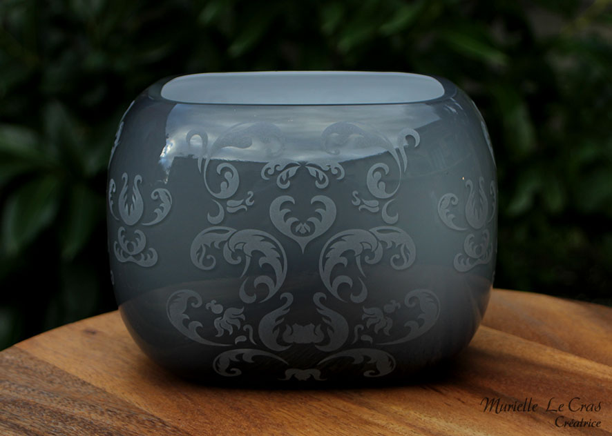 Vase gris personnalisé avec motif royal gravé