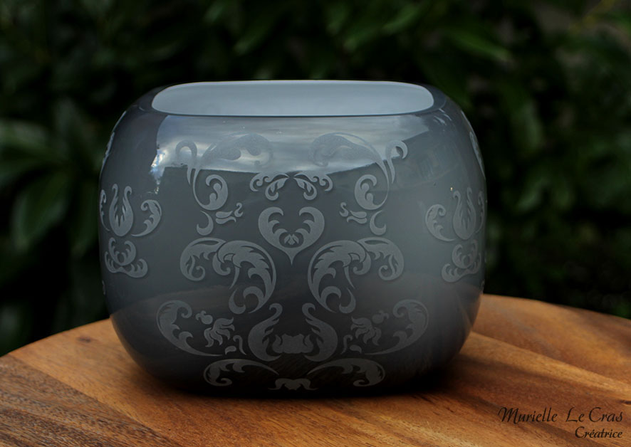 Vase gris personnalisé avec motif royal gravé