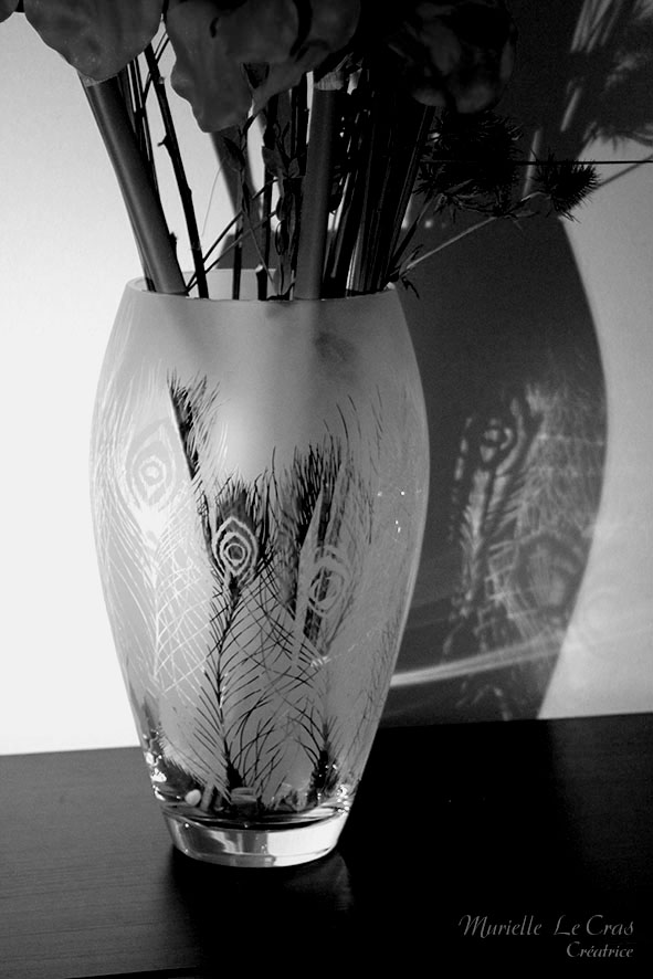 Vase gravé et personnalisé à offrir avec un motif de plumes de paon