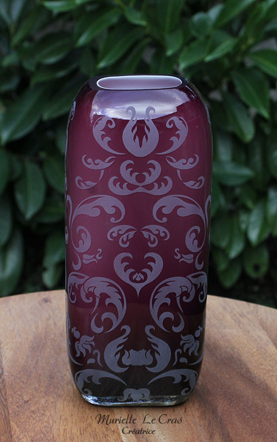 Vase rouge violacé, personnalisé avec motif royal gravé