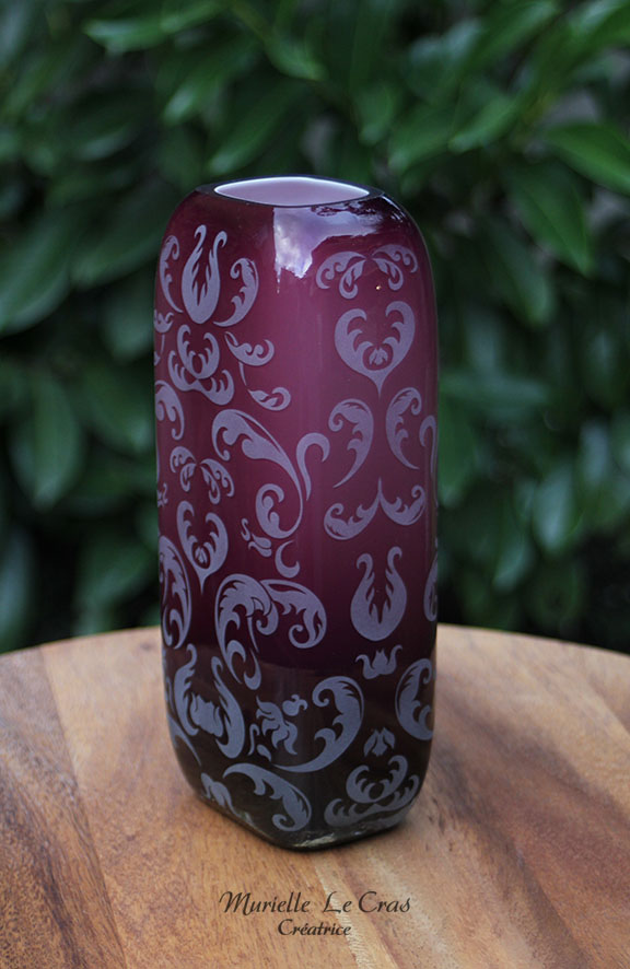 Vase rouge violacé, personnalisé avec motif royal gravé