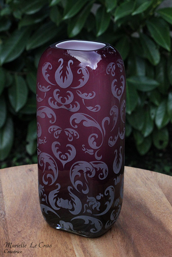 Vase rouge violacé, personnalisé avec motif royal gravé