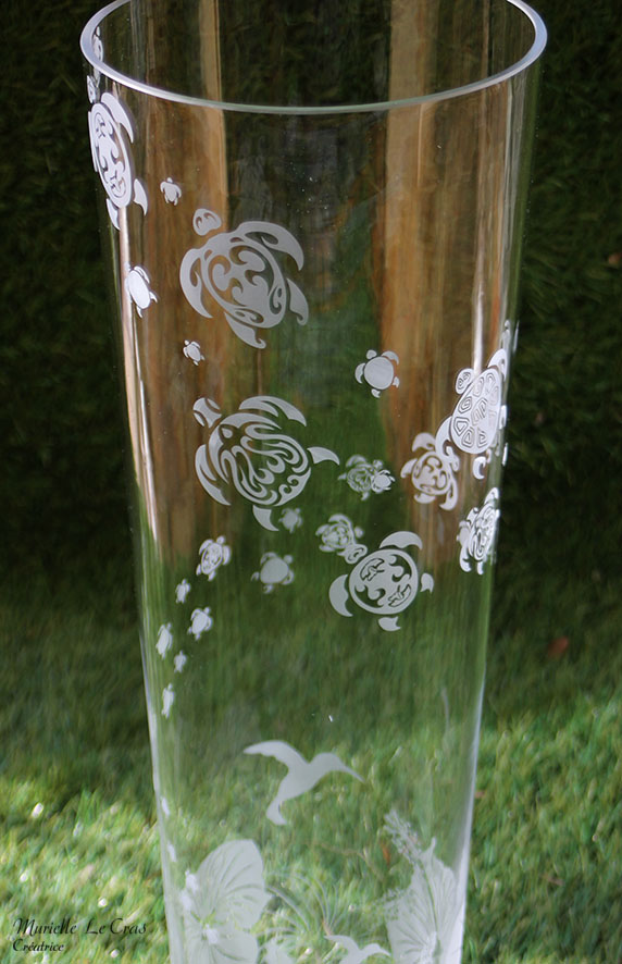 Vase personnalisé avec des tortues marines et des fleurs d'hibiscus de Tahiti gravées. Cadeau pour un anniversaire