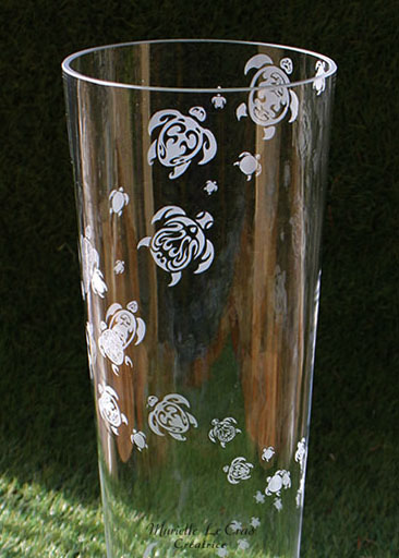 Vase personnalisé avec des tortues marines et des fleurs d'hibiscus de Tahiti gravées. Cadeau pour un anniversaire