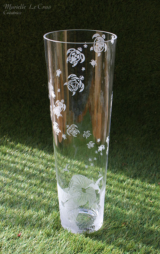 Vase personnalisé avec des tortues marines et des fleurs d'hibiscus de Tahiti gravées. Cadeau pour un anniversaire