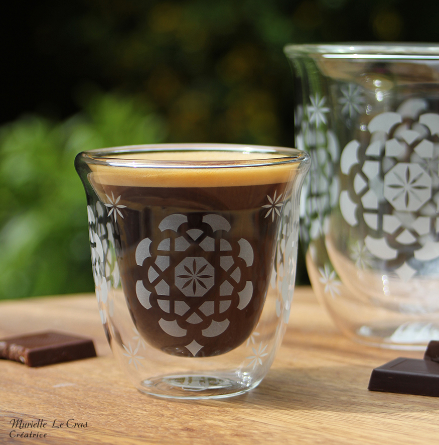 Verres à expresso double paroi personnalisés avec un motif marocain, gravé.