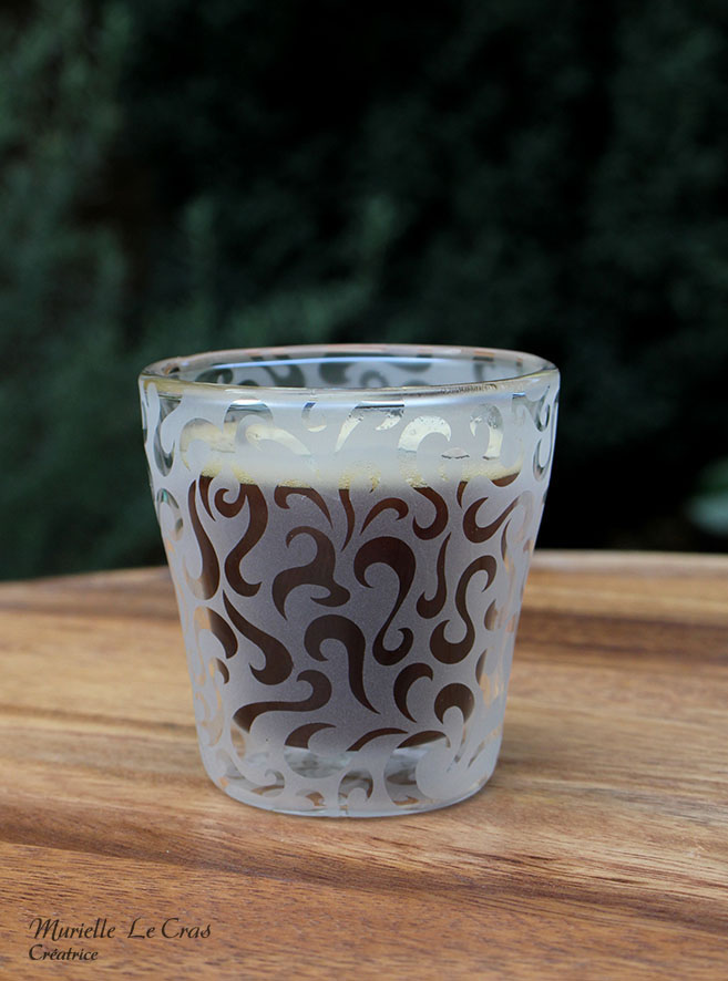 Verre à expresso double paroi personnalisé avec un motif volutes gravé.