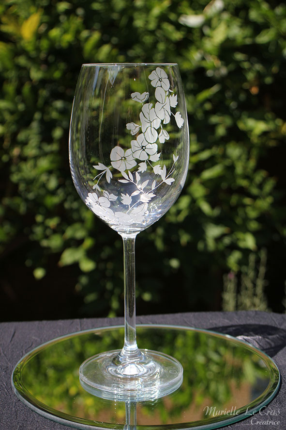 Verre à vin personnalisé avec un motif floral gravé qui enveloppe le verre sur une partie