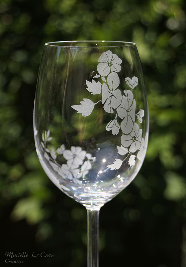 Verre à vin personnalisé avec un motif floral gravé qui enveloppe le verre sur une partie