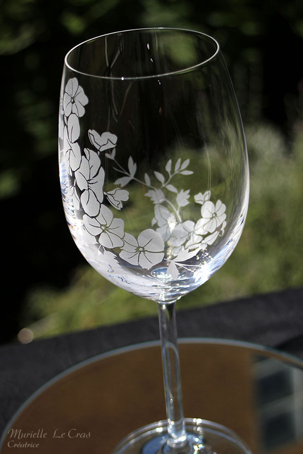 Verre à vin personnalisé avec un motif floral gravé qui enveloppe le verre sur une partie