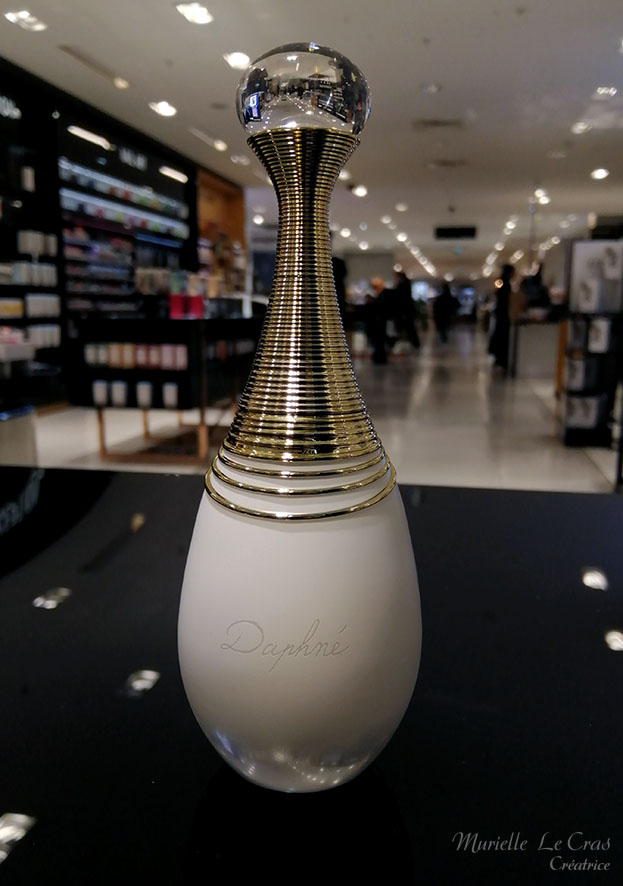 Flacon de parfum d'eau de Dior, personnalisé avec un prénom gravé.