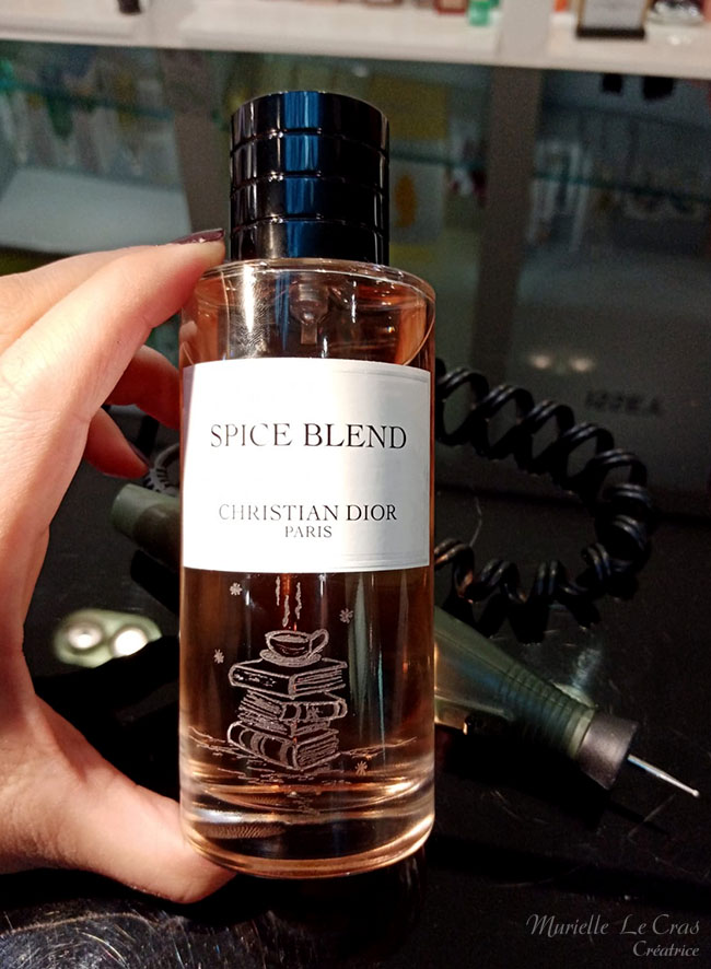 Flacon de parfum Dior Spice Blend, personnalisé avec une pile de livres et une tasse de thé gravé