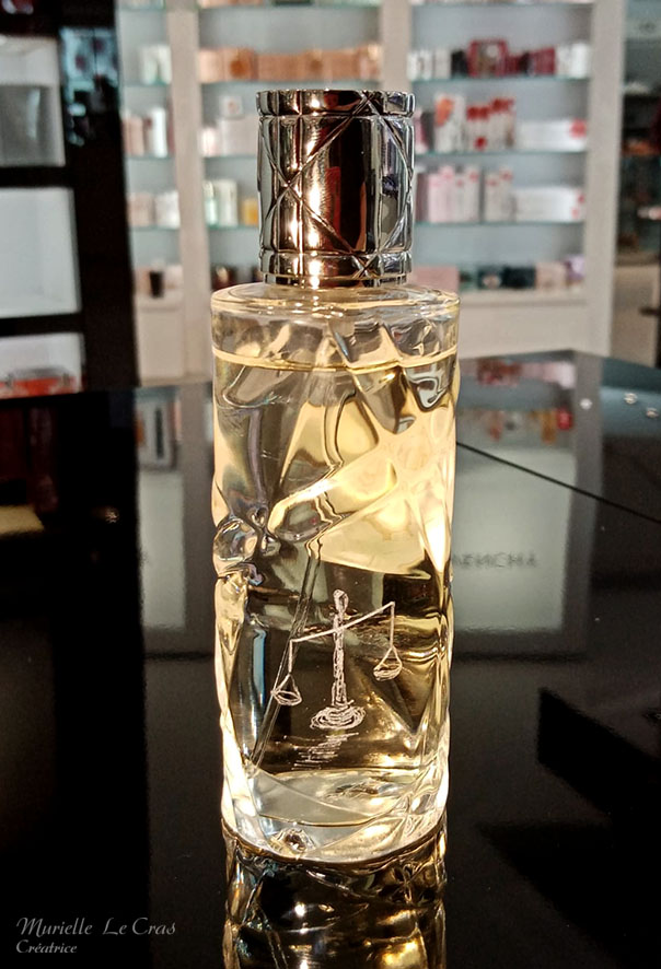 Flacon de parfum Dior Escale à Portofino, personnalisé avec une balance de justice gravée