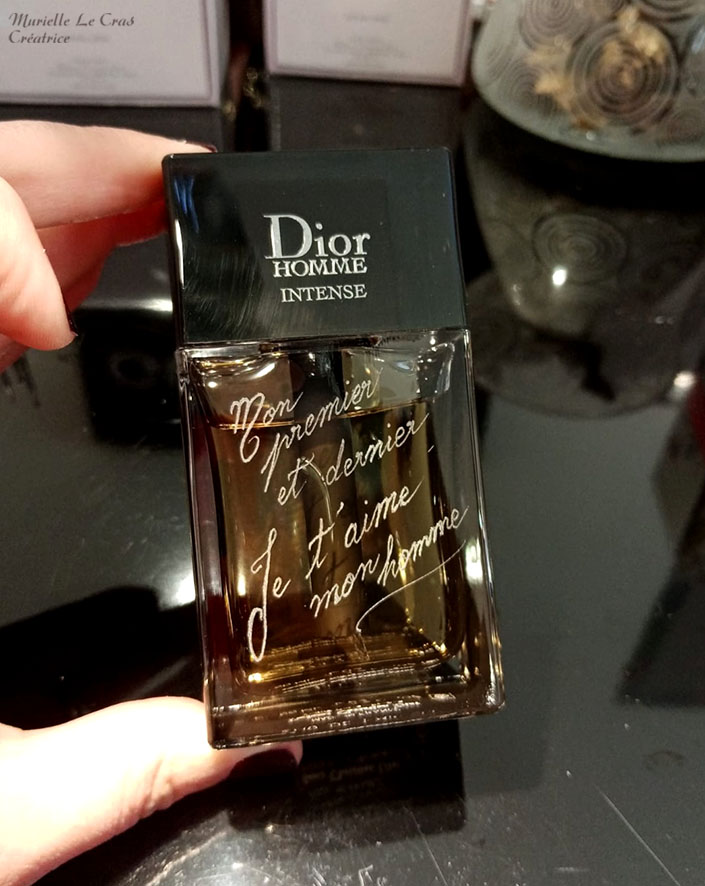 Flacon de parfum Dior Homme intense, personnalisé avec une phrase gravée