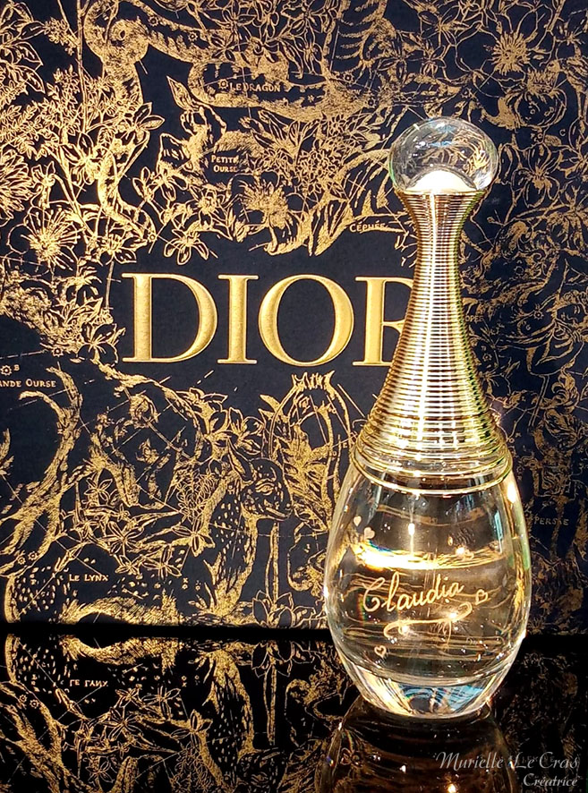 Flacon de parfum Dior J'adore, personnalisé en gravure avec un prénom et des cœurs et avec de la dorure.