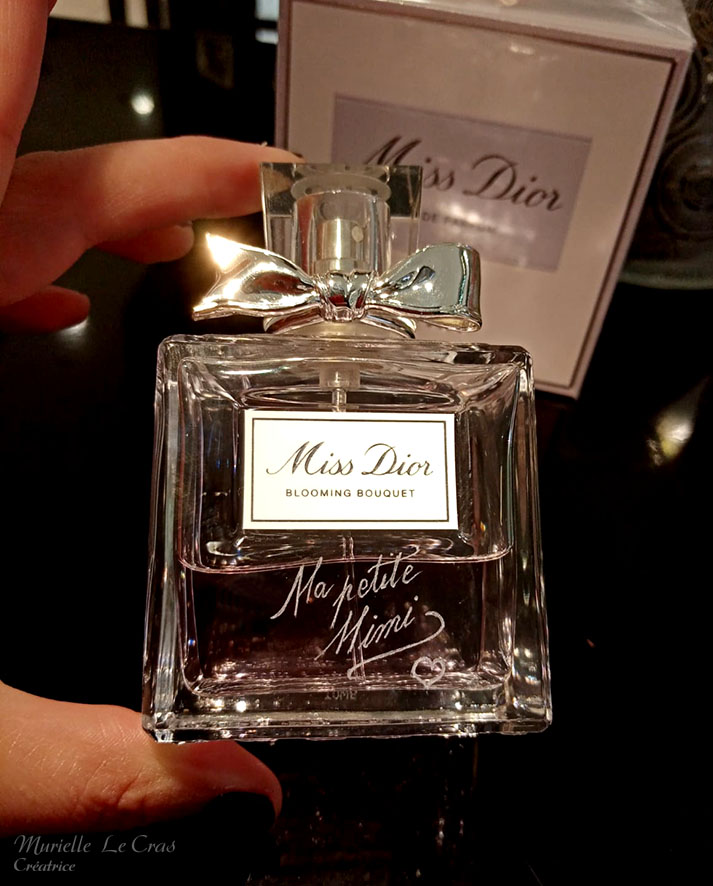 Flacon de parfum Miss Dior, personnalisé avec une phrase et un cœur gravé