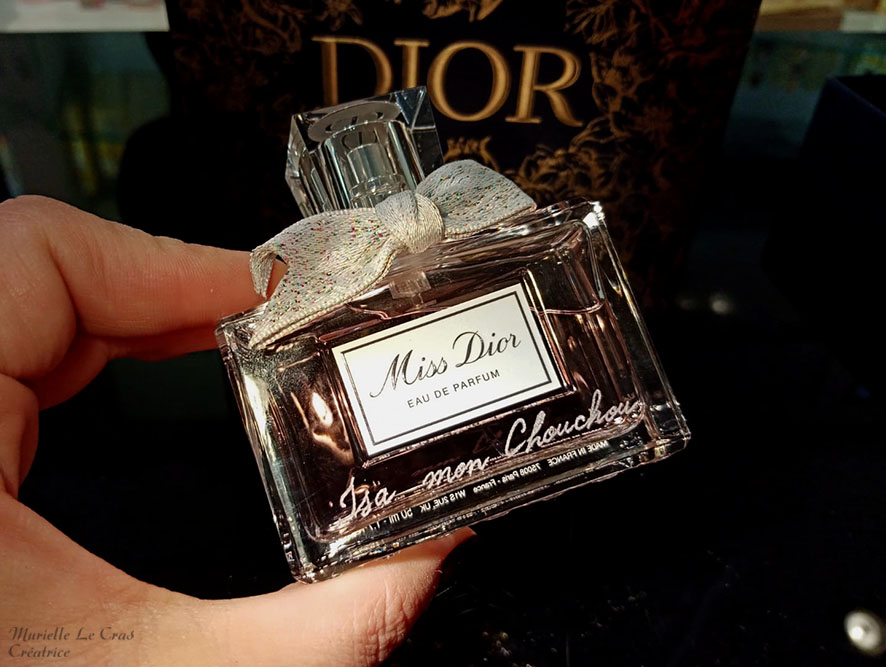 Flacon de parfum Miss Dior, personnalisé avec une phrase gravée.