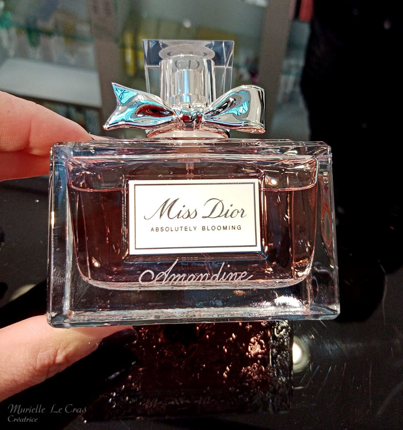 Flacon de parfum Miss Dior, personnalisé avec un prénom gravé.