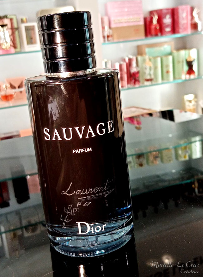 Flacon de parfum Sauvage de Dior, personnalisé avec un prénom gravé et une fleur graphique.