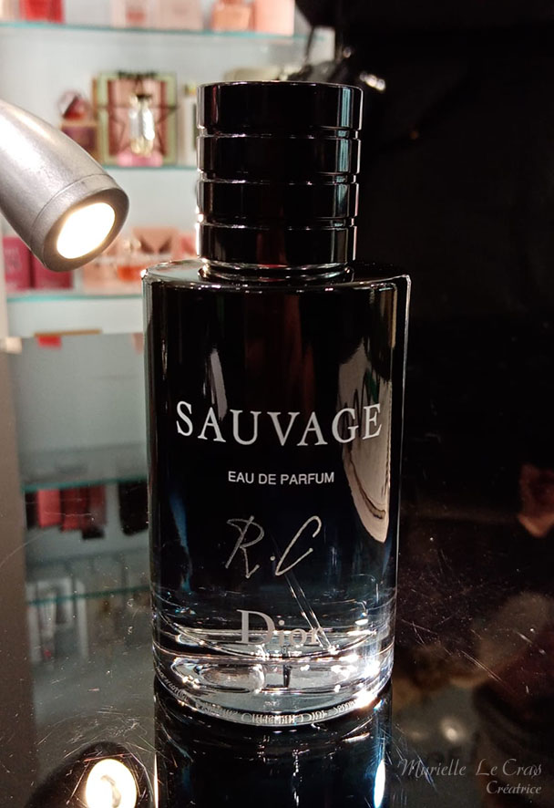 Flacon de parfum Sauvage de Dior, personnalisé avec des initiales gravées.