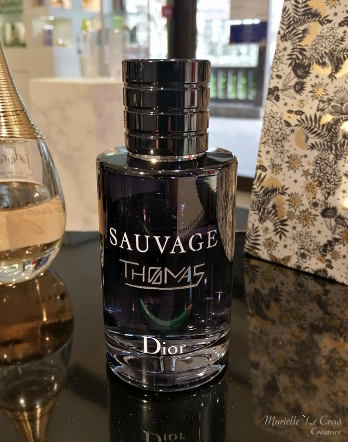 Flacon de parfum Sauvage de Dior, personnalisé avec un prénom gravé stylisé graphique.