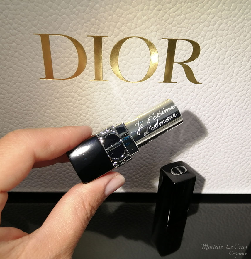 Tube de rouge à lèvres Dior, personnalisé avec une phrase gravée.