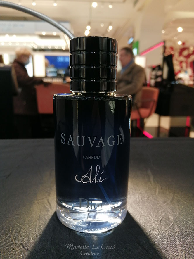 Flacon de parfum Sauvage de Dior, personnalisé avec un prénom gravé.