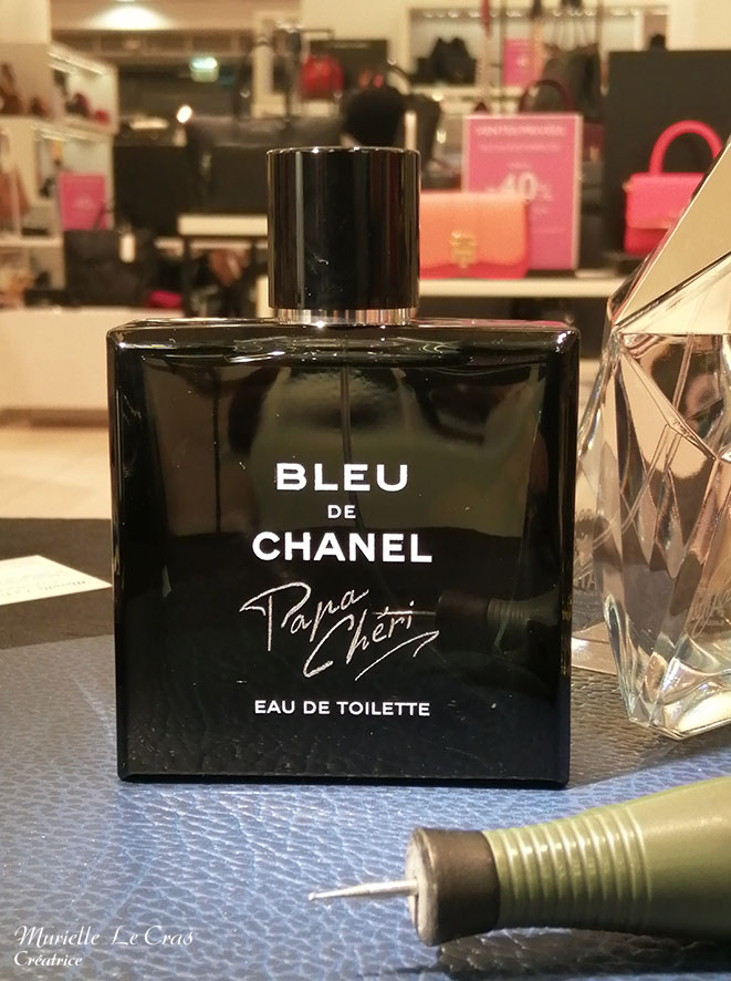 Flacon de parfum Bleu de Chanel, personnalisé avec Papa Chéri gravé.