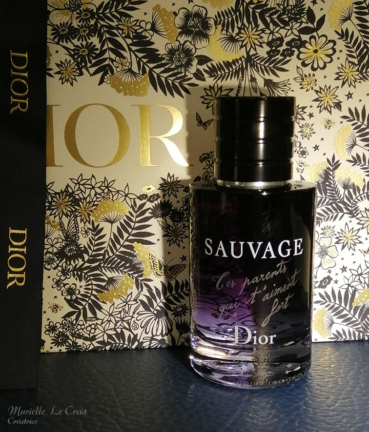 Flacon de parfum Sauvage de Dior, personnalisé avec une phrase gravée.