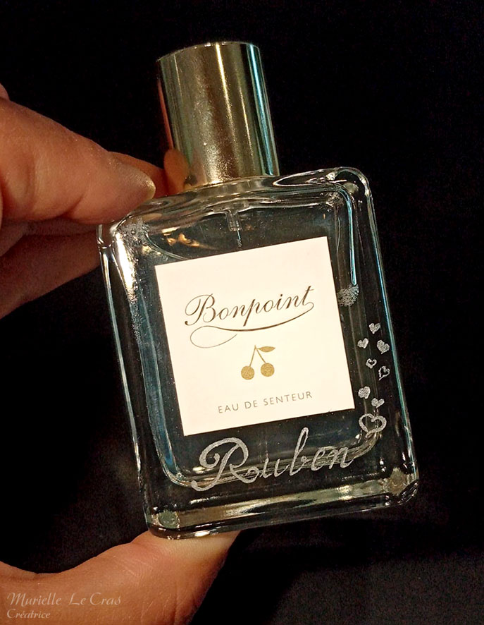 Flacon de parfum Bonpoint, personnalisé avec un prénom et des cœurs gravés.