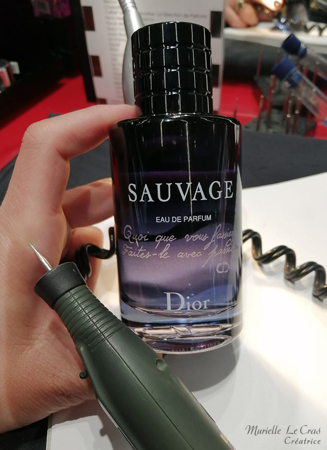 Flacon de parfum Sauvage de Dior, personnalisé avec une phrase gravée.