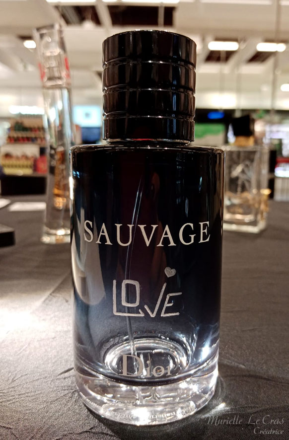 Flacon de parfum Sauvage de Dior, personnalisé avec un Love gravé graphique.