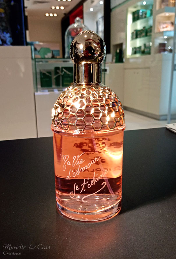 Flacon de parfum Guerlain, personnalisé avec une phrase gravée.