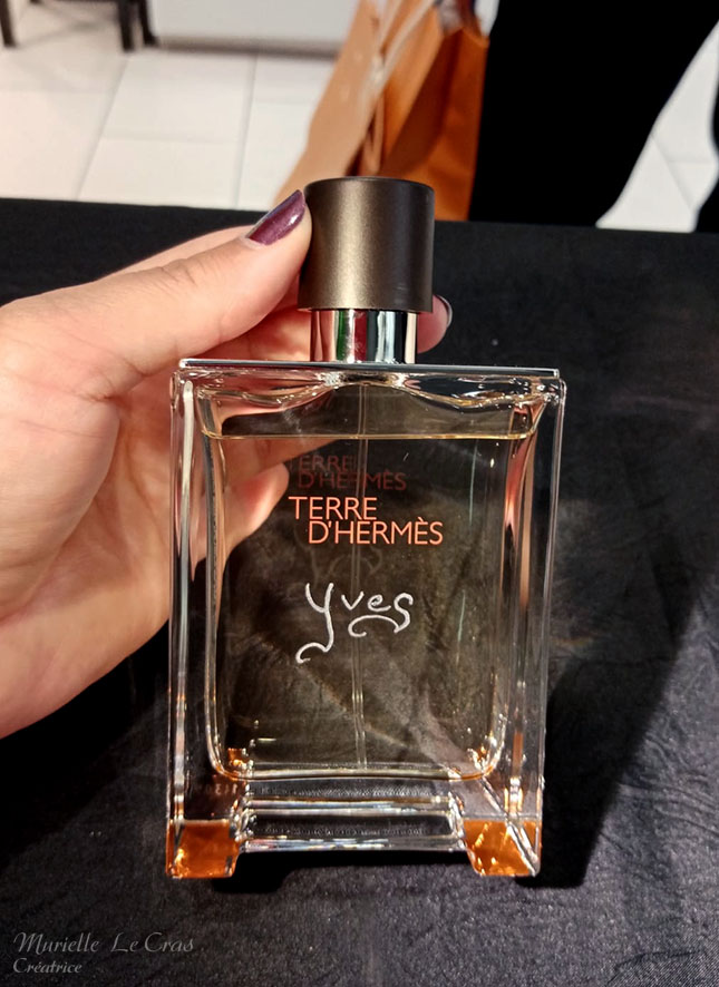 Flacon de parfum Terre d'Hermès, personnalisé avec un prénom gravé.