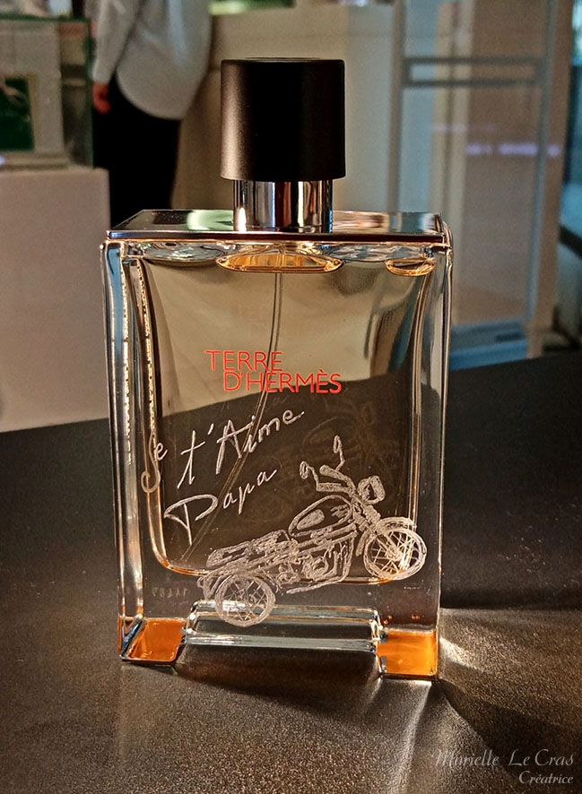 Flacon de parfum Terre d'Hermès, personnalisé avec une moto gravée et un Je t'aime Papa.