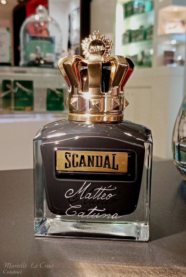 Flacon de parfum Scandal de JP Gaultier, personnalisé avec un prénom et nom gravé.