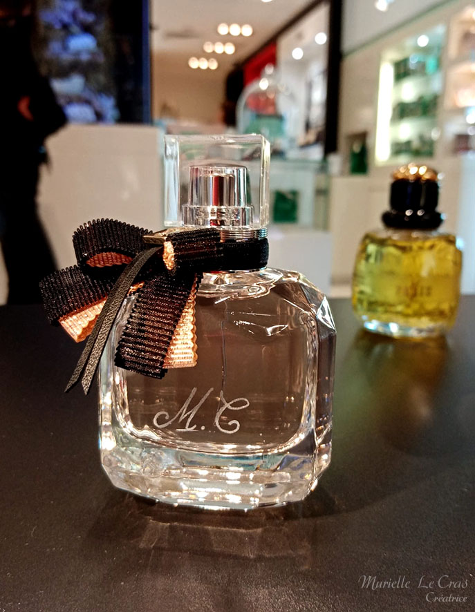 Flacon de parfum Yves Saint Laurent, personnalisé avec des initiales gravées.