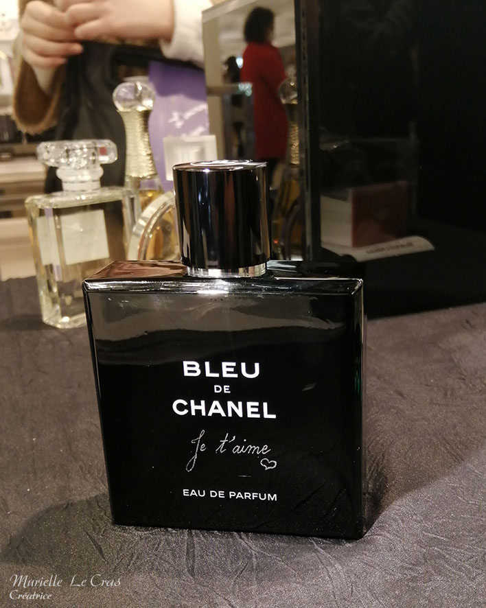 Flacon de parfum Bleu de Chanel, personnalisé avec Je t'aime et un cœur gravé.