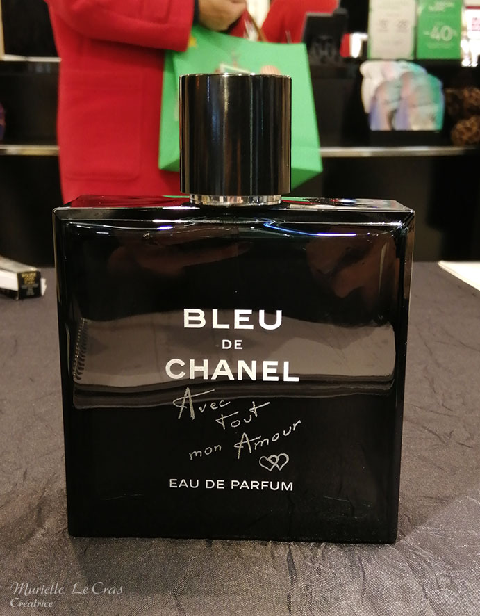 Flacon de parfum Bleu de Chanel, personnalisé avec Tout mon Amour et des cœurs gravés.