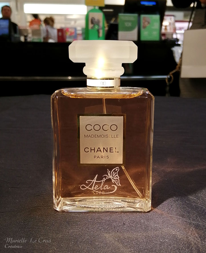 Flacon de parfum Coco Mademoiselle de Chanel, personnalisé avec un prénom et un papillon gravé.