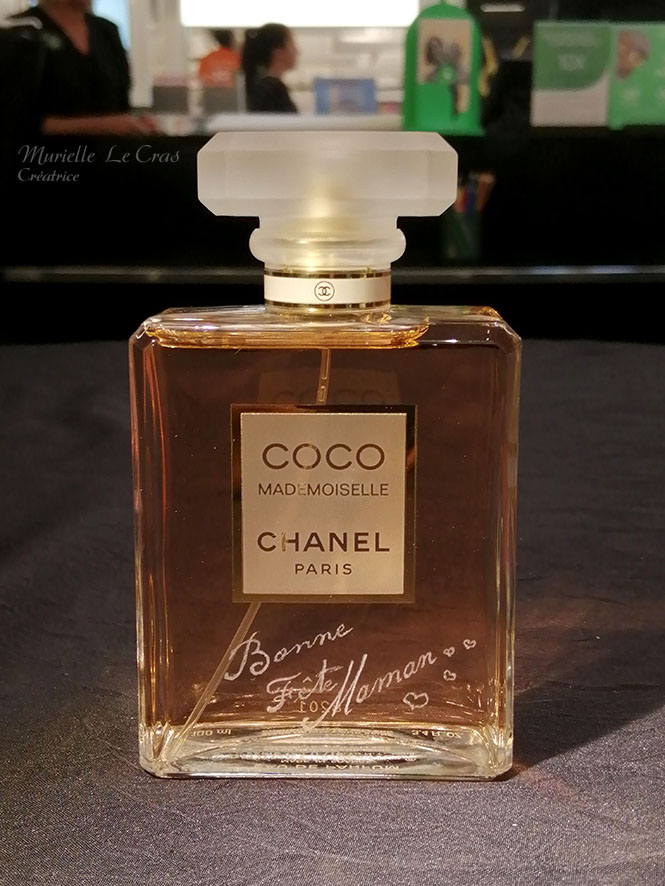 Flacon de parfum Coco Mademoiselle de Chanel, personnalisé avec bonne fête Maman gravé.