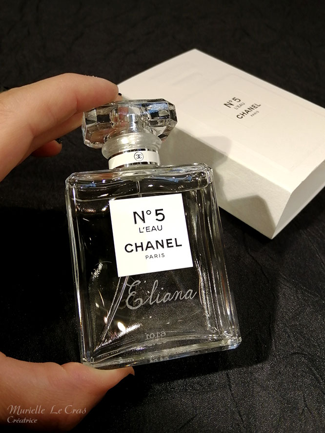 Flacon de parfum N°5 de Chanel, personnalisé avec un prénom gravé.