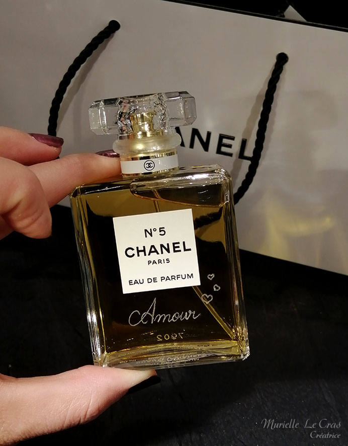 Flacon de parfum N°5 de Chanel, personnalisé avec le mot Amour gravé et des cœurs.