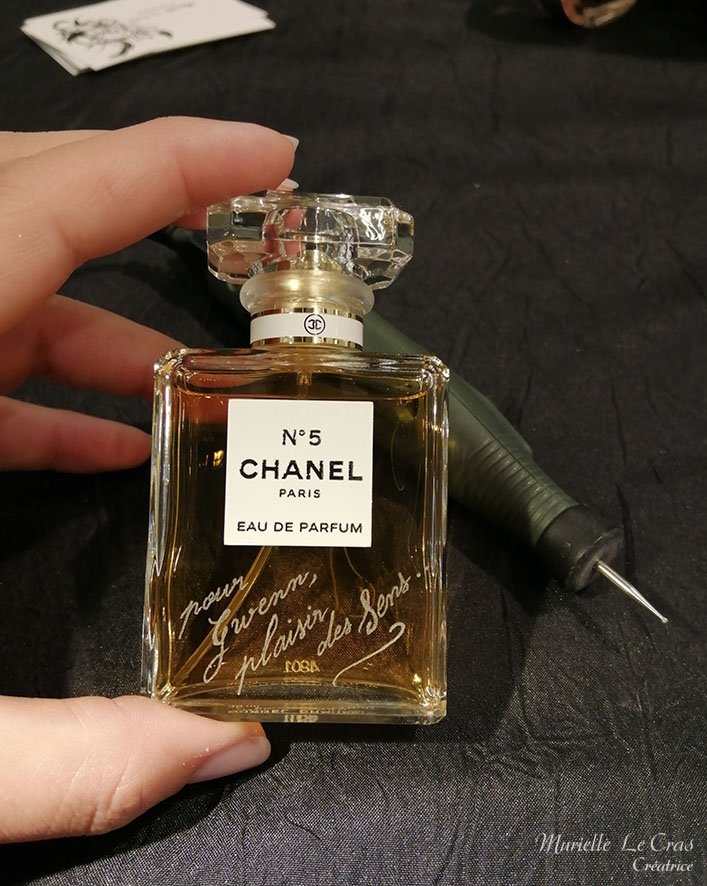 Flacon de parfum N°5 de Chanel, personnalisé avec une phrase gravée.