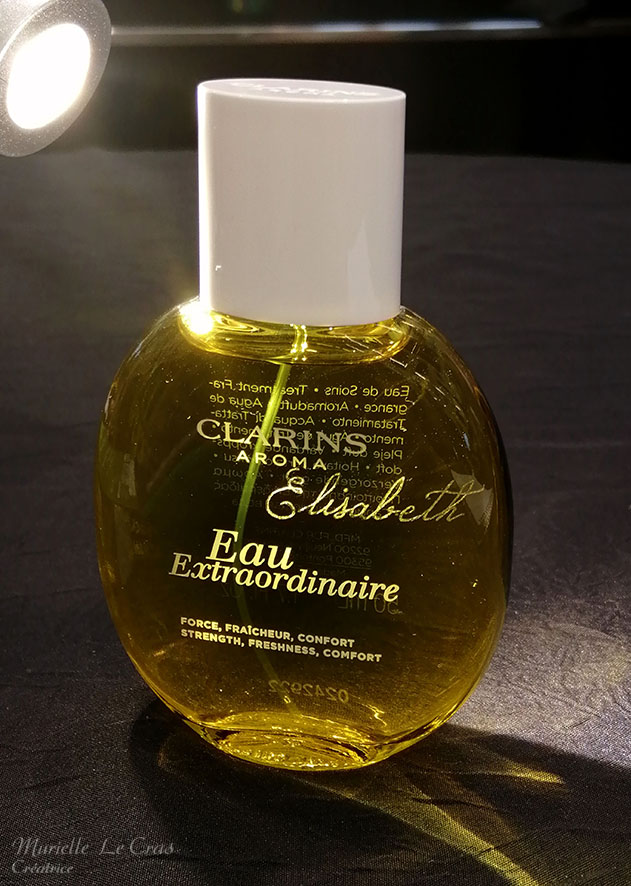 Flacon de parfum Clarins, personnalisé avec un prénom gravé.