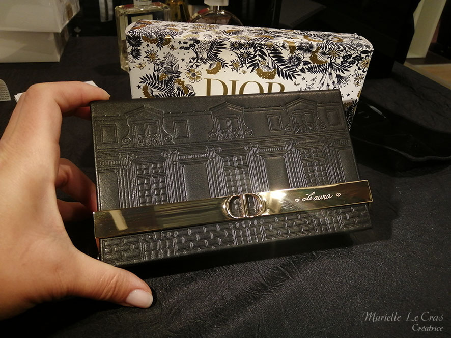 Minaudière de Dior avec un prénom et des cœurs gravés.