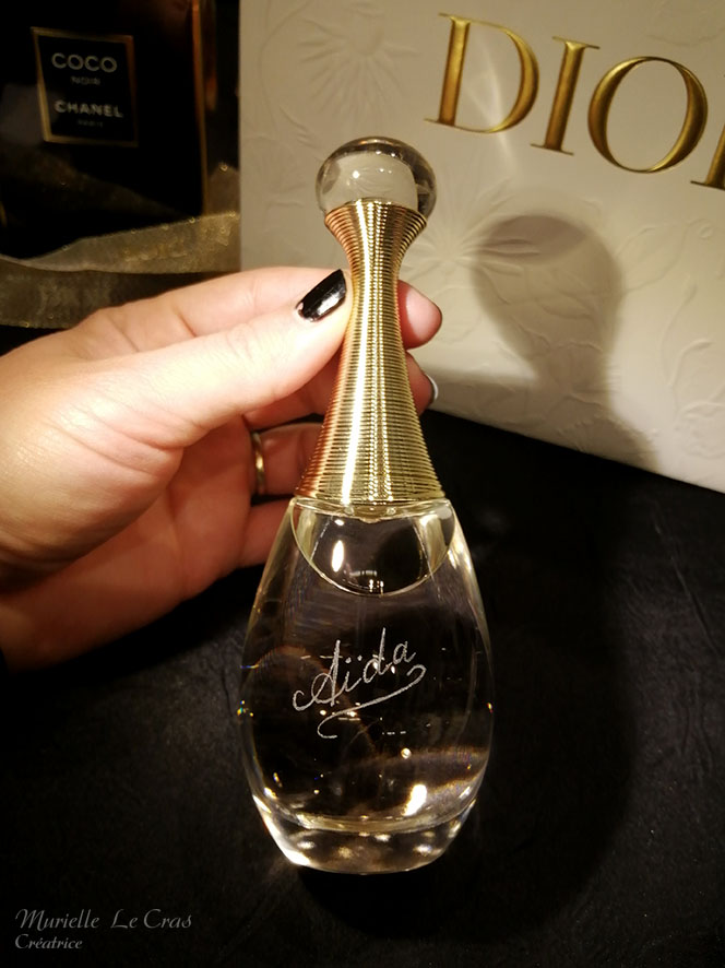 Flacon de parfum Dior J'adore, personnalisé avec un prénom gravé.