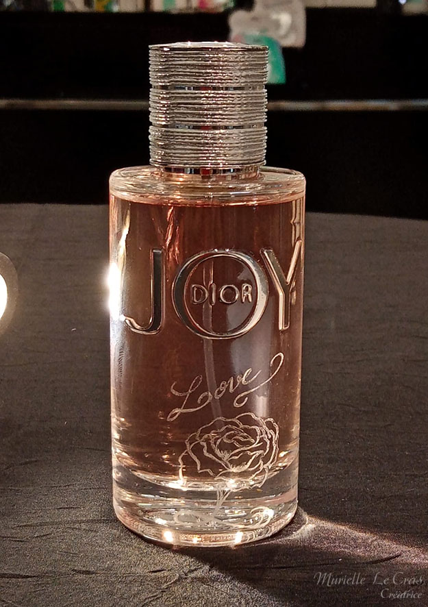 Flacon de parfum Dior Joy, personnalisé avec une rose gravée et un Love